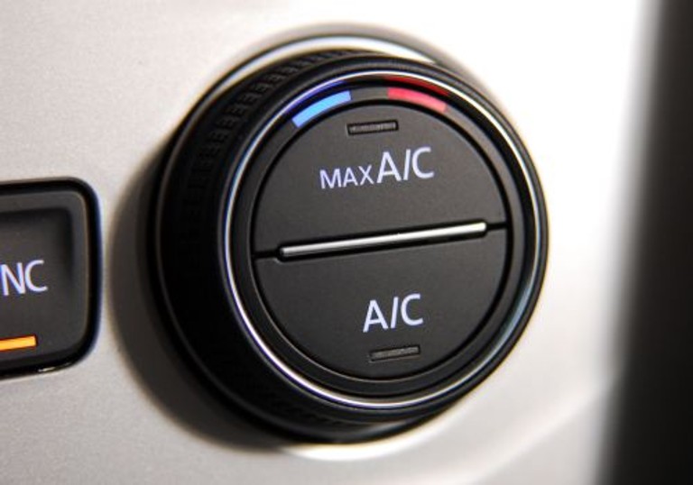 Comment éliminer les odeurs du système d'air conditionné de la voiture
