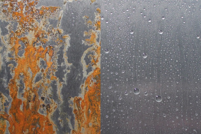 Protection contre la corrosion Plaque d'aluminium corrodée une moitié, l'autre traitée avec un vernis protecteur contre la corrosion