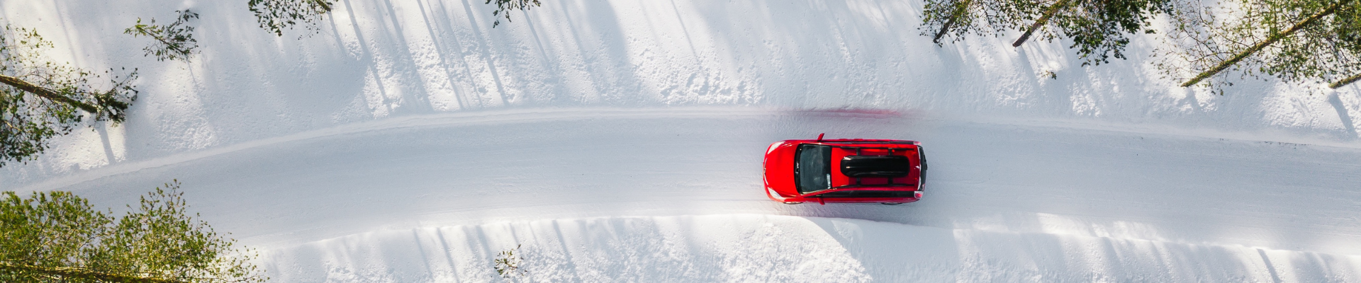 Voiture sous la neige 