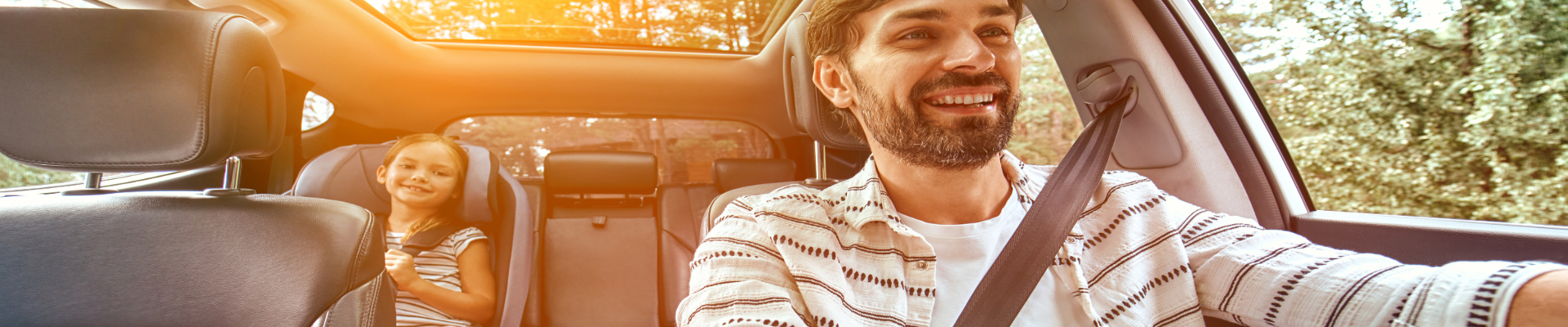 Intérieur d'une voiture avec un père qui conduit sa fille