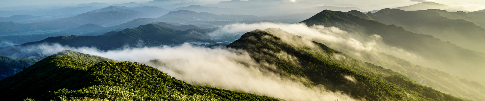 Paysage de montagnes au coucher du soleil