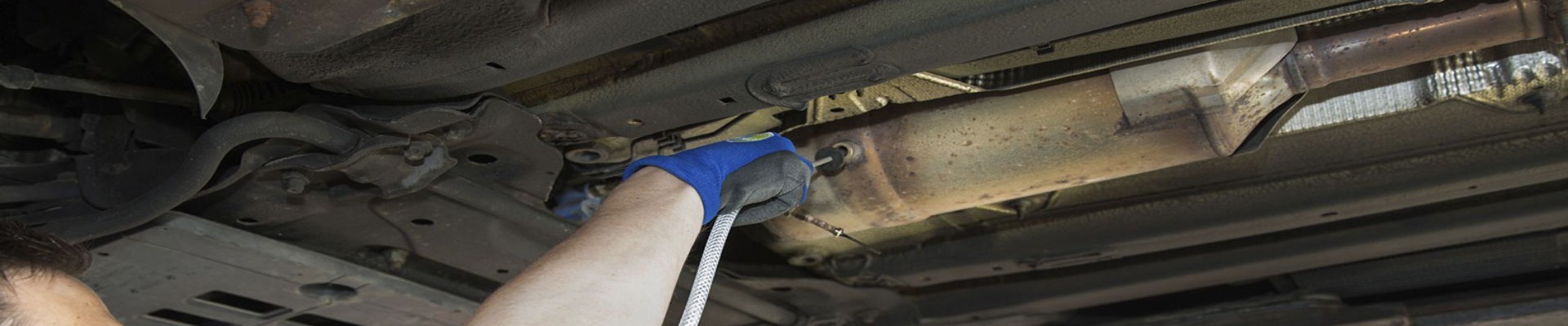 Homme qui nettoie le filtre à particules d'une voiture