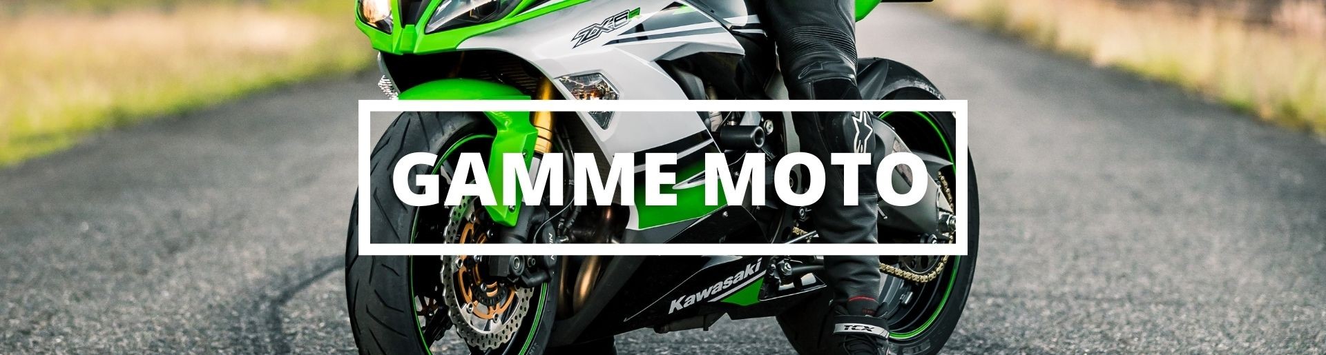 Une moto Kawasaki sur la route avec son pilote